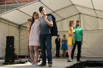 Modenschau mit zwei Auftritten