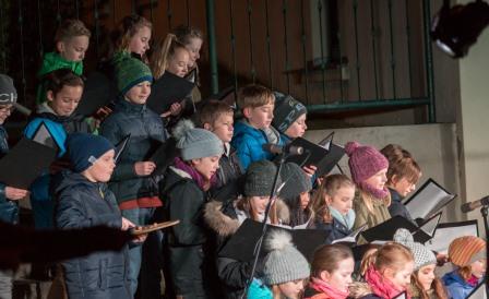 Klasse 5/1 singt auf dem Planitzer Markt