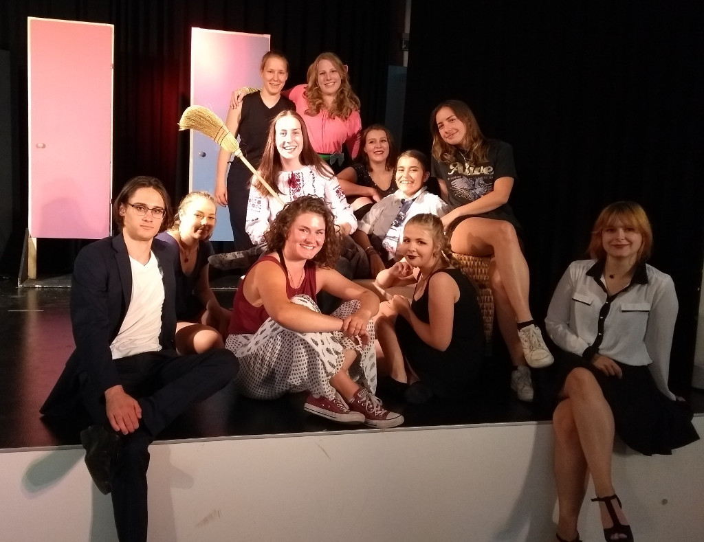 „Dates – vier auf einen Streich“ oder: ein letzter „Geniestreich“ der Klasse 12