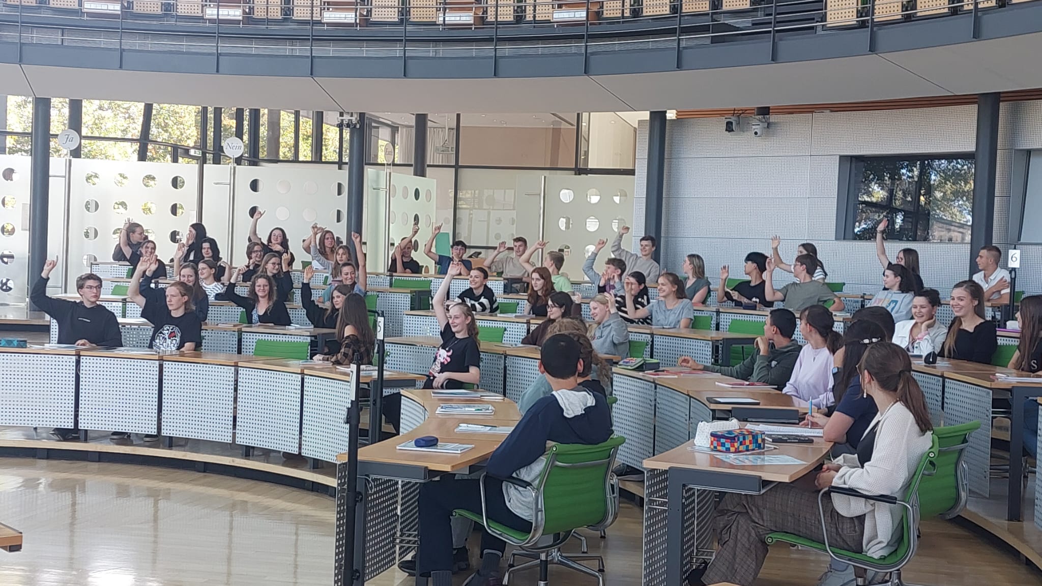 Auf den Spuren eines Gesetzesbeschlusses  – Exkursionsfahrt der Klassenstufe 10 und der 9m in den Landtag Dresden