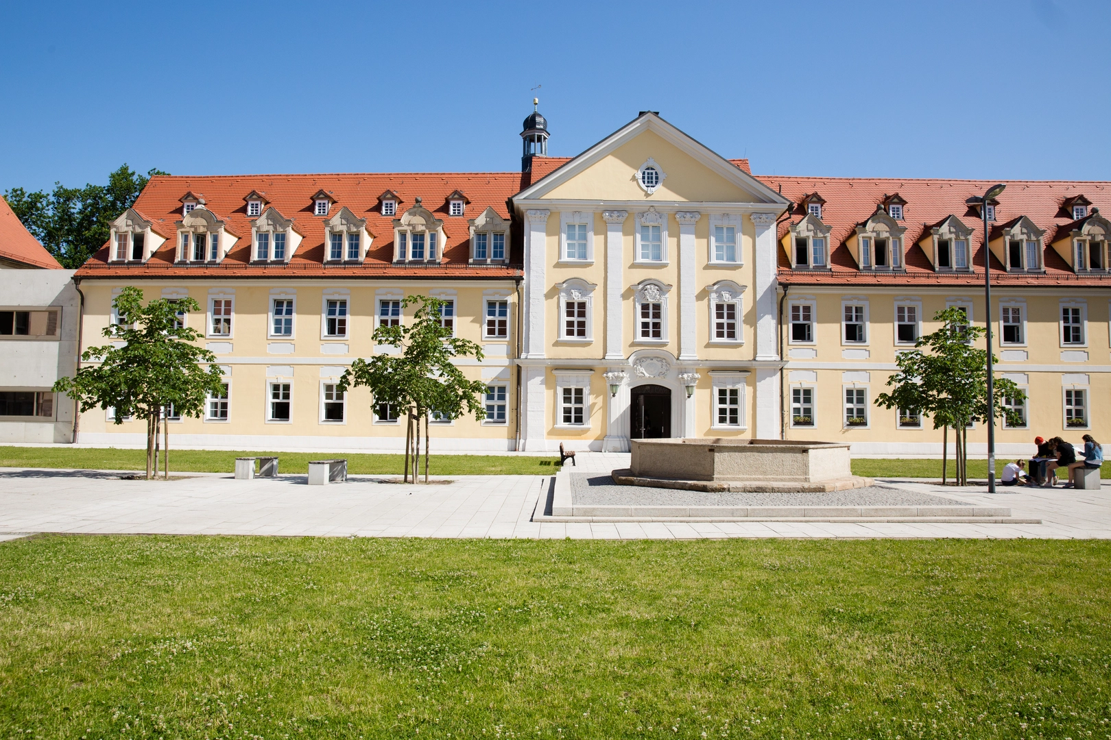 Foto Schulgeäude Eingang, weite Ansicht
