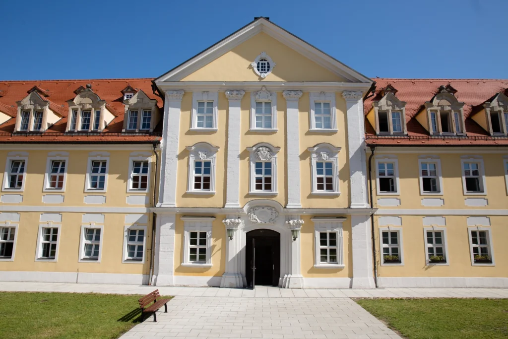 Foto Schulgebäude Eingang